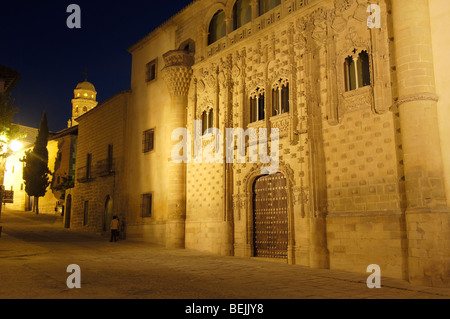 Palais Jabalquinto (16ème siècle) au crépuscule, Baeza. Province de Jaén, Andalousie, Espagne Banque D'Images