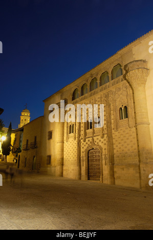 Palais Jabalquinto (16ème siècle) au crépuscule, Baeza. Province de Jaén, Andalousie, Espagne Banque D'Images