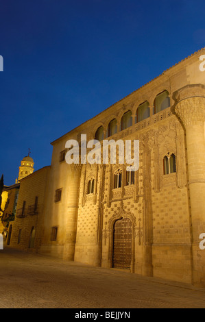 Palais Jabalquinto (16ème siècle) au crépuscule, Baeza. Province de Jaén, Andalousie, Espagne Banque D'Images