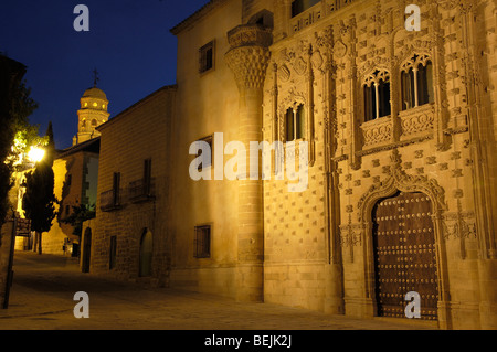 Palais Jabalquinto (16ème siècle) au crépuscule, Baeza. Province de Jaén, Andalousie, Espagne Banque D'Images