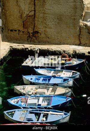 Creusées dans les roches, le port de Santa Cesarea Terme, Pouilles, Italie Banque D'Images