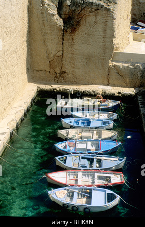 Creusées dans les roches, le port de Santa Cesarea Terme, Pouilles, Italie Banque D'Images