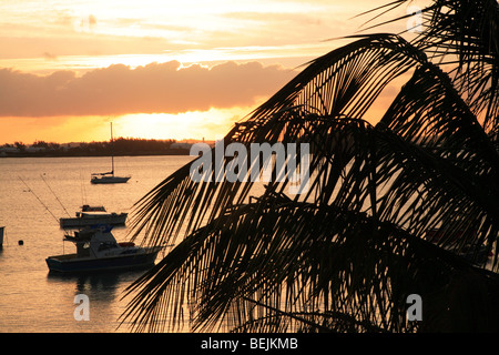 Coucher du soleil sur la rue Somerset Long Bay, île Somerset, les Bermudes, l'océan Atlantique, l'Amérique centrale Banque D'Images