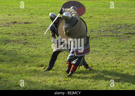 Combat à l'épée à la reconstitution Viking à Tiel aux Pays-Bas Banque D'Images