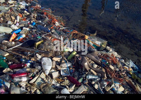 Les bouteilles en plastique, nylon nondegradable de détritus et d'autres déchets vers le rivage et l'eau les déchets sauvages Banque D'Images