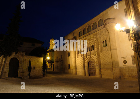 Palais Jabalquinto (16ème siècle) au crépuscule, Baeza. Province de Jaén, Andalousie, Espagne Banque D'Images