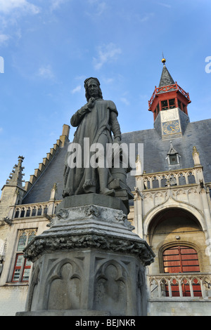 Statue de Jacob van Maerlant devant l'hôtel de ville à la cité médiévale Damme, Flandre occidentale, Belgique Banque D'Images