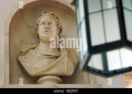 Mémorial à John Fuller, Mad Jack Fuller, dans Brightling'eglise au Sussex, UK. Il a été enterré dans une grande pyramide dans la cour Banque D'Images