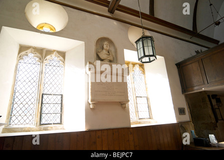 Mémorial à John Fuller, Mad Jack Fuller, dans Brightling'eglise au Sussex, UK. Il a été enterré dans une grande pyramide dans la cour Banque D'Images