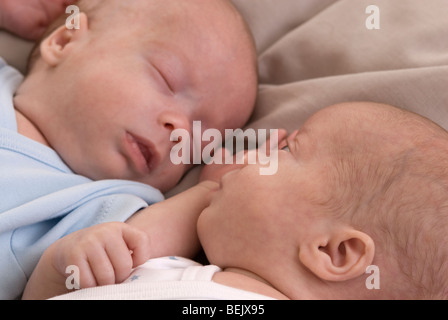 Les bébés prématurés un endormi, des jumeaux identiques Banque D'Images