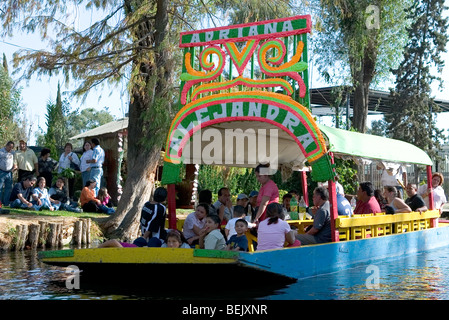 Fleur Trajineras bateaux sur les canaux de Xochimilco Mexico City Banque D'Images