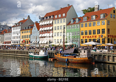 Le canal de Nyhavn, Copenhague, le vieux port trimestre célèbre pour l'ancien peint des maisons, restaurants, bars, et des croisières Banque D'Images