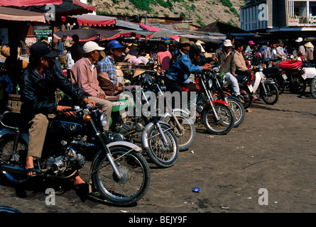 Des hommes attendent des passagers sur les motos taxis, Da Lat, Central Highlands, Vietnam, Asie Banque D'Images