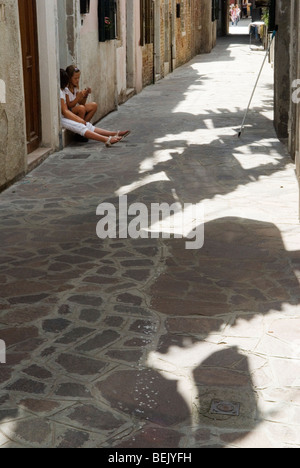 Venise Italie. Les enfants de rue entre le logement public lave en train de sécher dehors Arsenale Venise. HOMER SYKES Banque D'Images