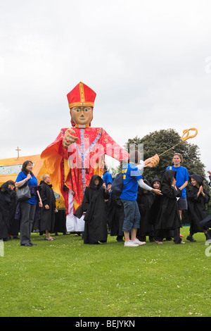 Marionnettes géantes d'un évêque de St Albans en albantide pèlerinage Banque D'Images