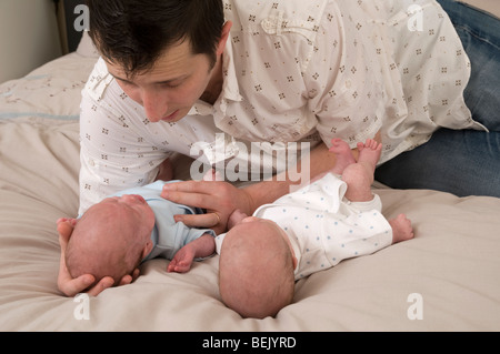 Les pleurs des bébés, rassurant des parents des jumeaux Banque D'Images