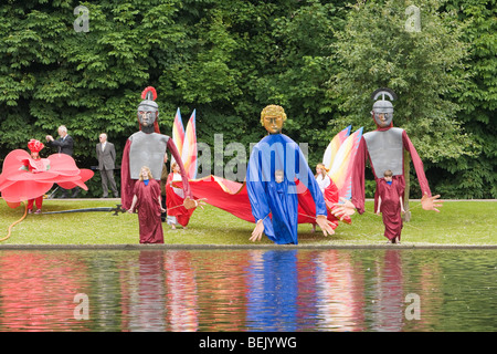 Des marionnettes géantes tenues par des enfants au cours de St Albans pèlerinage albantide Banque D'Images