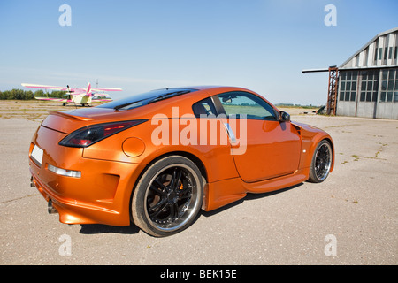 Voiture de luxe sur l'aérodrome abandonné Banque D'Images