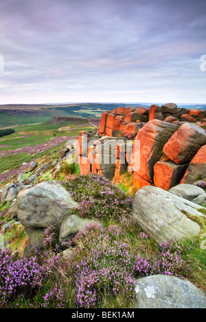 Higger Tor rocks illuminée par la lumière de l'été chaud l'aube dans le parc national de Peak District Banque D'Images