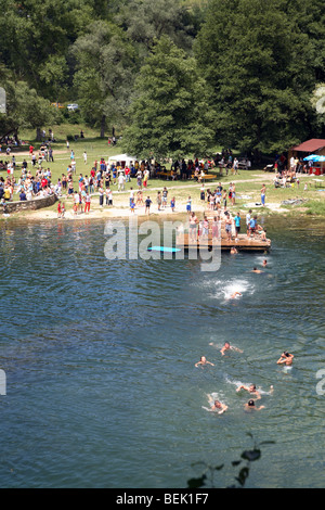 La Bosnie-et-Herzégovine, Jajce, district des lacs Pliva. Les gens aiment chaude journée d'été, nager et se baigner. Balkans, l'Europe. Banque D'Images