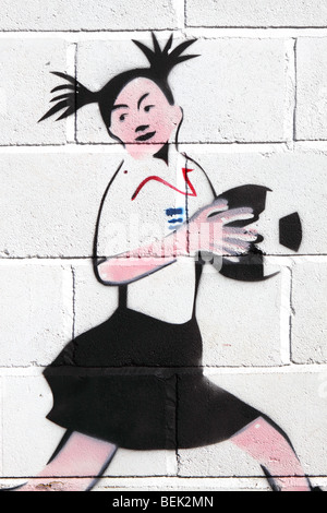 Street art Banksy graffiti au pochoir montrant une jeune fille avec une Angleterre Maillot de foot et football ball à Glastonbury UK Banque D'Images