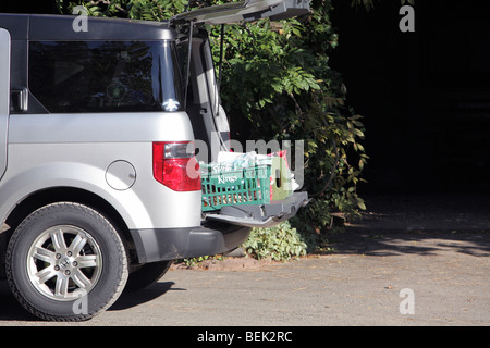 Honda Element un VUS avec l'arrière de l'écoutille est ouverte et les boîtes assis sur l'ascenseur entrée, prêts à être chargés ou déchargés. Banque D'Images