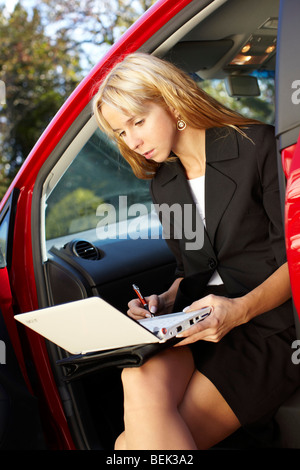 Femme était assise dans la voiture avec coffre Banque D'Images