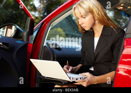 Femme était assise dans la voiture avec coffre Banque D'Images