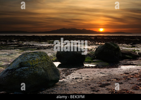 Coucher de soleil sur Arran, vu de côte au nord de Ardrossan Banque D'Images