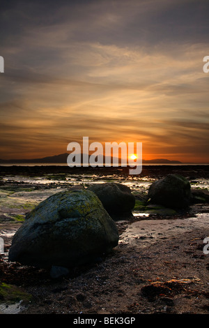 Coucher de soleil sur Arran, vu de côte au nord de Ardrossan Banque D'Images