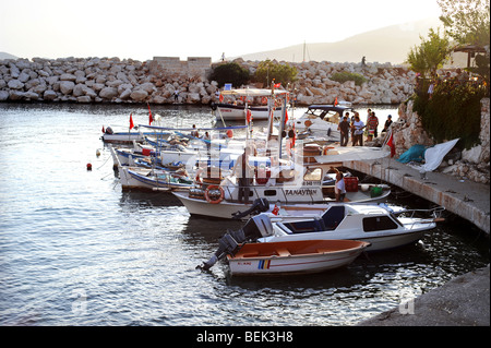 Les petits bateaux moore jusqu'à bay à Kalkan Harbour au coucher du soleil Banque D'Images