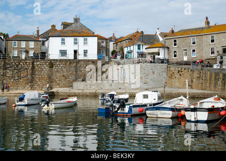 Bateaux dans port Mousehole Cornwall, UK Banque D'Images