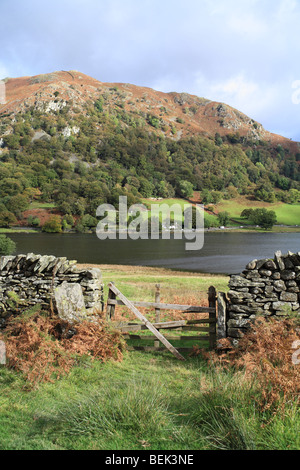 Une vue de l'eau à Rydal Nab Scar en automne, le Lake District, UK Banque D'Images