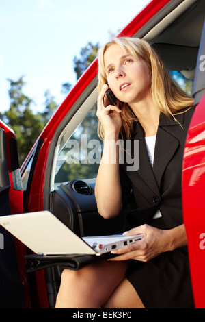 Femme était assise dans la voiture avec coffre Banque D'Images