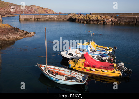 St Abbs, Eyemouth, Berwickshire, Scottish Borders, Scotland, UK. Bateaux amarrés au port du village de pêche sur la côte est Banque D'Images