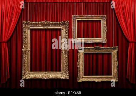 Rideau de scène rouge avec des cadres d'or Banque D'Images