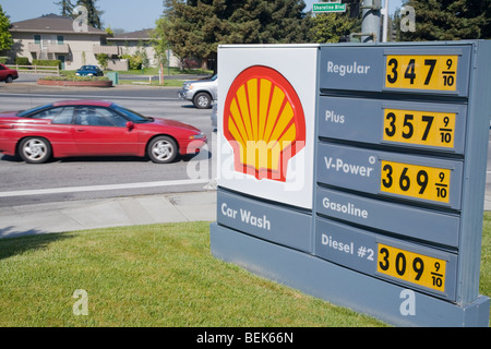 Une voiture rouge en passant une liste de prix d'essence Shell. le 24 avril 2007. Prix moyen plus de trois dollars le gallon. Mountain View, Californie Banque D'Images