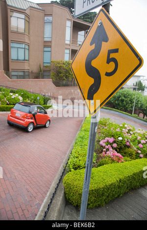 Smart car près d'un panneau routier à Lombard Street à San Francisco, un club de voiture rallye. Banque D'Images