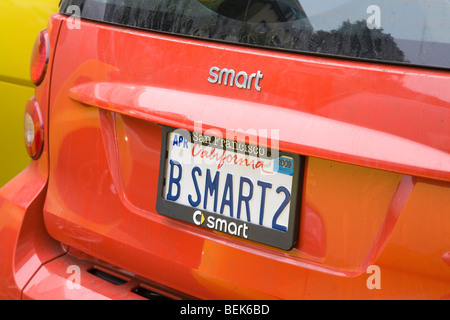 SMART B2 (être trop intelligent) d'immatriculation. Lombard Street, un club de voiture rallye. San Francisco, California, USA Banque D'Images