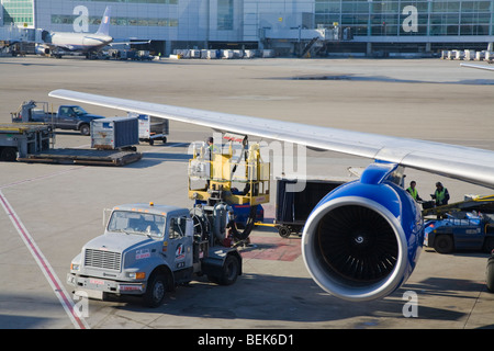 Un avion alimenté par un gaz chariot à l'Aéroport International de San Francisco. San Francisco, California, USA Banque D'Images