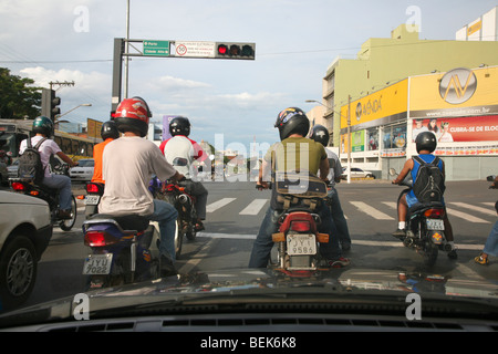 Motocycliste de s'arrêter à des feux de circulation le matin. Cuiaba, Mato Grosso, Brésil Banque D'Images