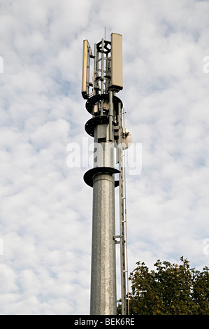 Un téléphone mobile contre un mât dans un quartier résidentiel Banque D'Images