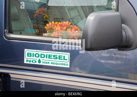 Autocollant sur van converti pour fonctionner sur le biodiesel. Sticker indique 'Biodiesel, pas de guerre". San Francisco, California, USA Banque D'Images