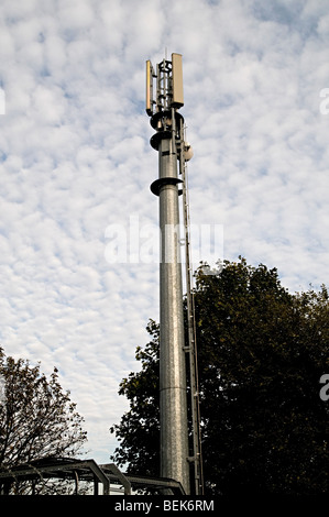 Un téléphone mobile contre un mât dans un quartier résidentiel Banque D'Images