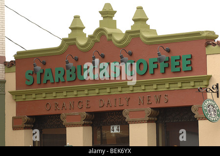 Café Starbucks, un moderne et plus récents starbucks situé dans la ville historique de Old Towne domaine de l'Orange, CA. Banque D'Images