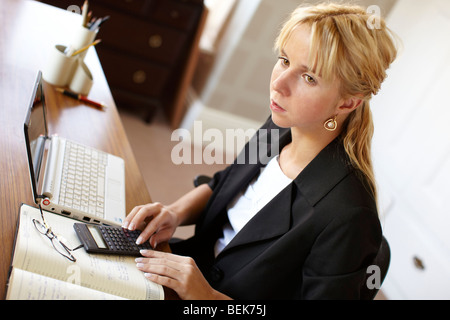 Woman working out finances publiques Banque D'Images
