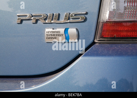 Un gros plan de bleu avec une Toyota Prius Hybrid Synergy Drive signe. La Californie, USA Banque D'Images