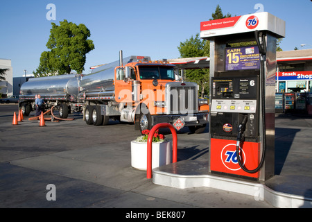 Un camion de gaz à livrer l'essence à une station-service. Mountain View, Californie, USA Banque D'Images