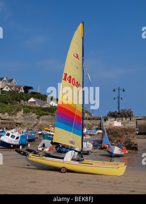 Catamaran Hobie 18 sur le sable à Newquay Port. Banque D'Images