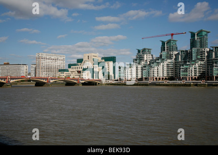 À la recherche sur la Tamise à Vauxhall Bridge, MI6 Building et St George's Wharf, Vauxhall, Londres, UK Banque D'Images